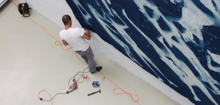 Montaje exposición Blue & White, IV beca Púenting.