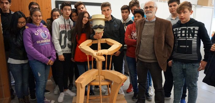 Paco Granja junto a sus alumnos y obra